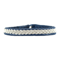 handgjort armband i mörkblått läder med tenntrådsfläta modell Arctic, närbild med vit bakgrund