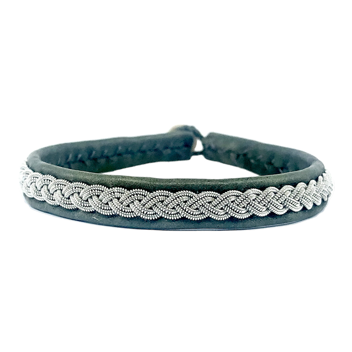 handgjort läderarmband i grönt läder närbild med vit bakgrund