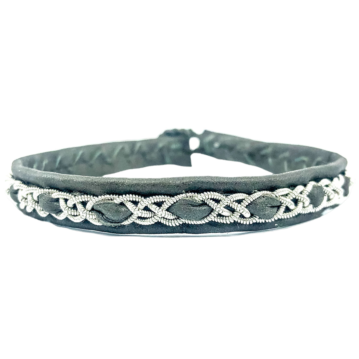 Närbild på tennarmbandet Snö från Arctic Collection, handgjort i mörkgrönt renskinn med silverfärgad tenntrådsfläta. Armbandet visas framifrån mot vit bakgrund