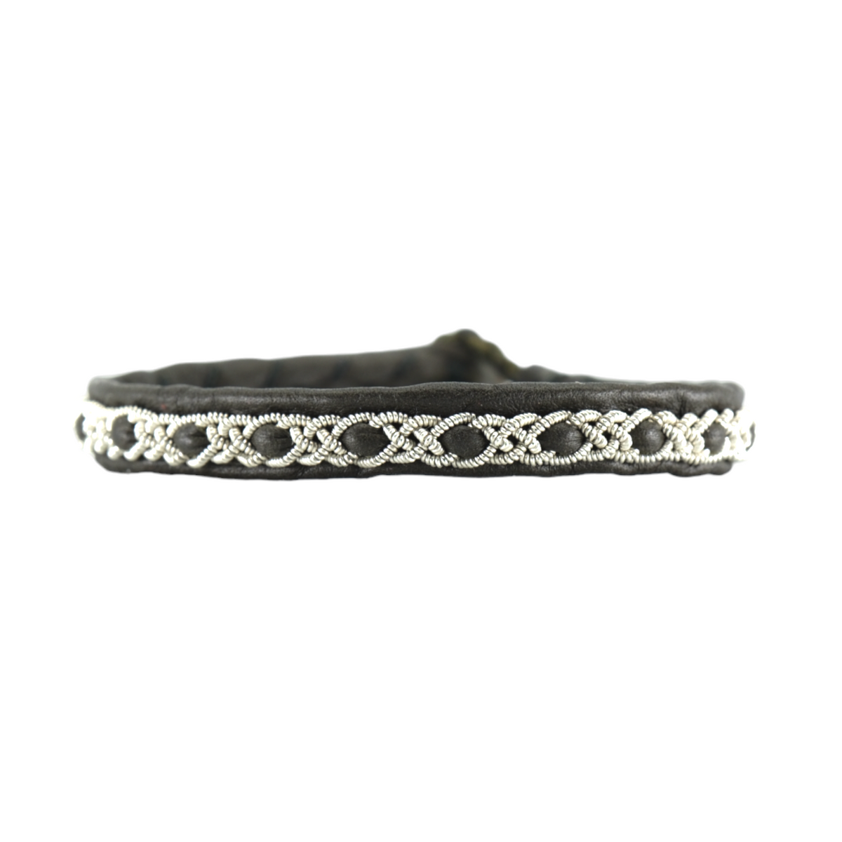 Närbild på tennarmbandet Snö från Arctic Collection, handgjort i mörkbrunt renskinn med silverfärgad tenntrådsfläta. Armbandet visas framifrån mot vit bakgrund