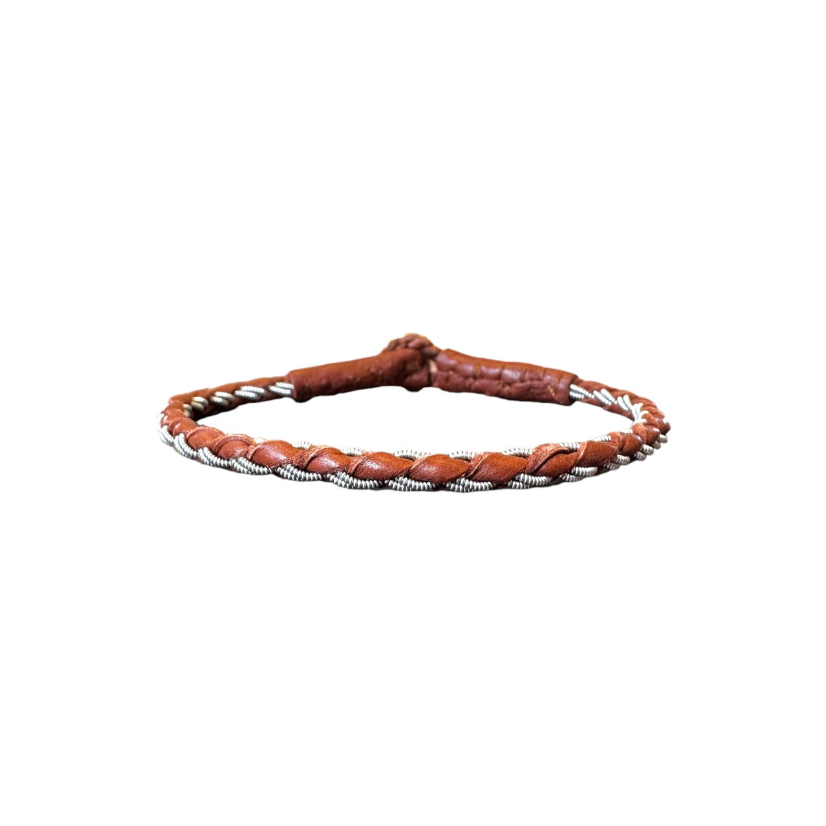 Handgjort tennarmband Stig från Arctic Collection i ljusbrunt renskinn med flätad läderrem och silverfärgad tenntråd. Armbandet visas mot vit bakgrund med renhornsknapp.