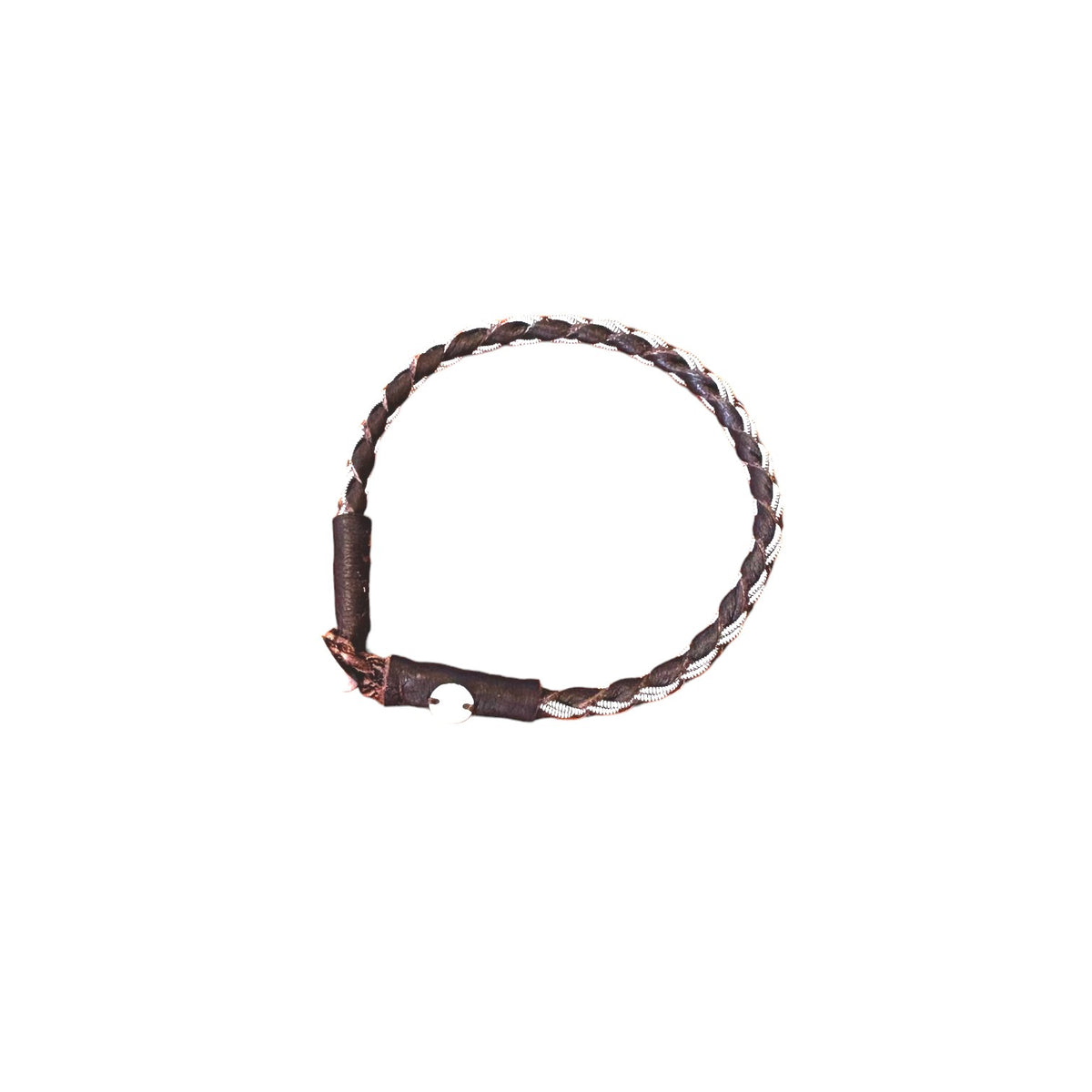 Handgjort tennarmband Stig från Arctic Collection i mörkbrunt renskinn med flätad läderrem och silverfärgad tenntråd. Armbandet visas mot vit bakgrund med renhornsknapp.