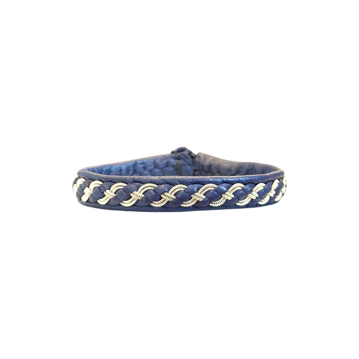 Handgjort armband i blått läder mot vit bakgrund.