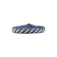 Handgjort armband i blått läder mot vit bakgrund.