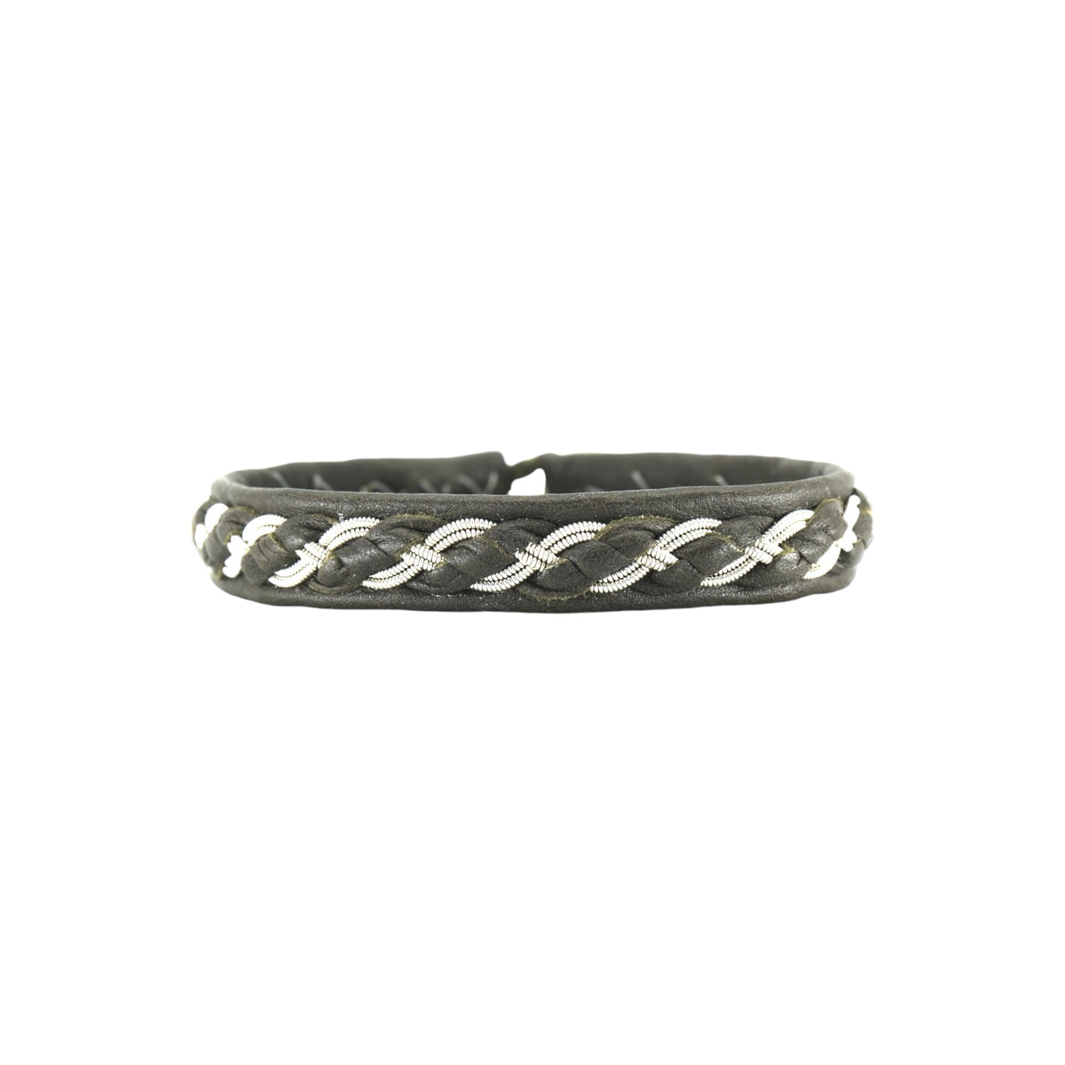 armband i grönt läder mot vit bakgrund,