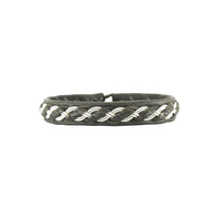 armband i grönt läder mot vit bakgrund,