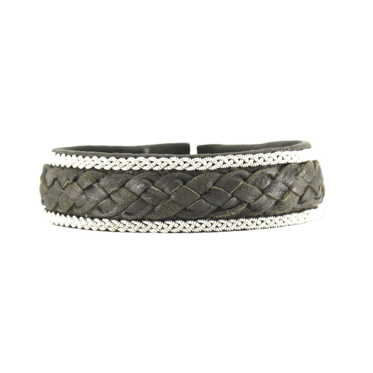 Handgjort armband i renskinn med tenntrådsfläta och renhornsknapp, inspirerat av tundrans öppna landskap och nordisk vildmark.
