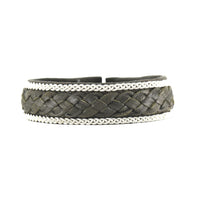 Handgjort armband i renskinn med tenntrådsfläta och renhornsknapp, inspirerat av tundrans öppna landskap och nordisk vildmark.
