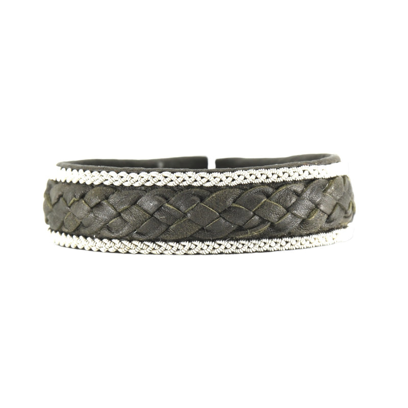Handgjort armband i renskinn med tenntrådsfläta och renhornsknapp, inspirerat av tundrans öppna landskap och nordisk vildmark.
