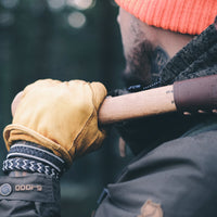 Handgjort armband i renskinn med sicksackmönstrad tenntrådsfläta och renhornsknapp, inspirerat av Muddus nationalpark.